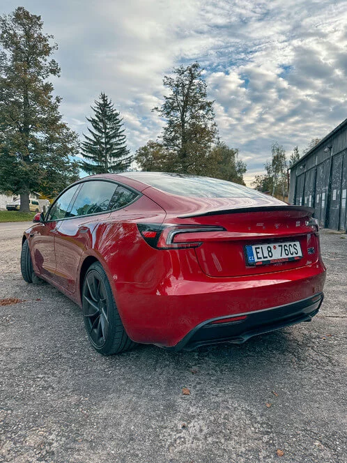 Jízda v Tesle model 3 na polygonu Hradec Králové